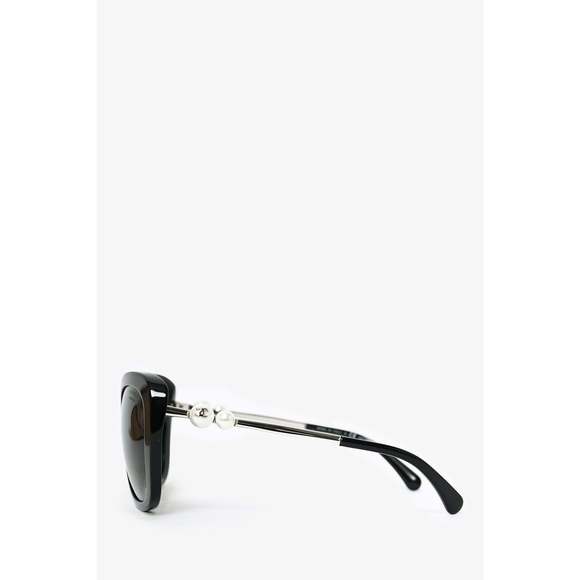 Pre-loved Chanel™ Polarized Black Oversized Sunglasses with Pearl Sides - Picture 3 of 3